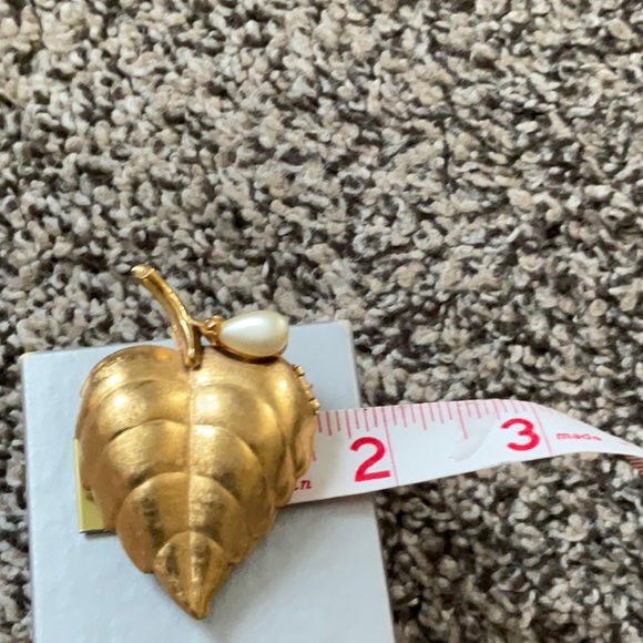 Vintage Avon Solid Perfume Brooch, Gold Tone Leaf with Hinged Locket Compartment - Picture 5 of 5